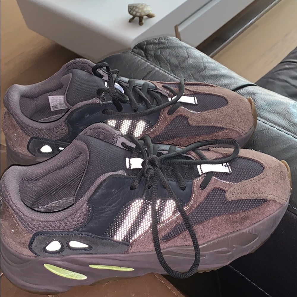 YEEZY 700 Mauve